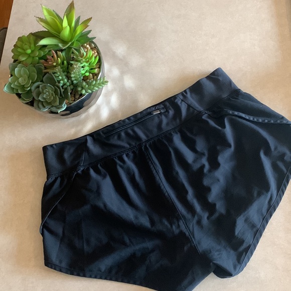 Under Armor jogging shorts. Size medium - Picture 8 of 8